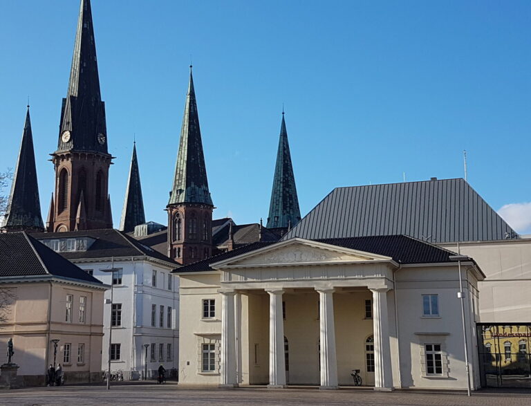Schlosswache und Lambertikirche
